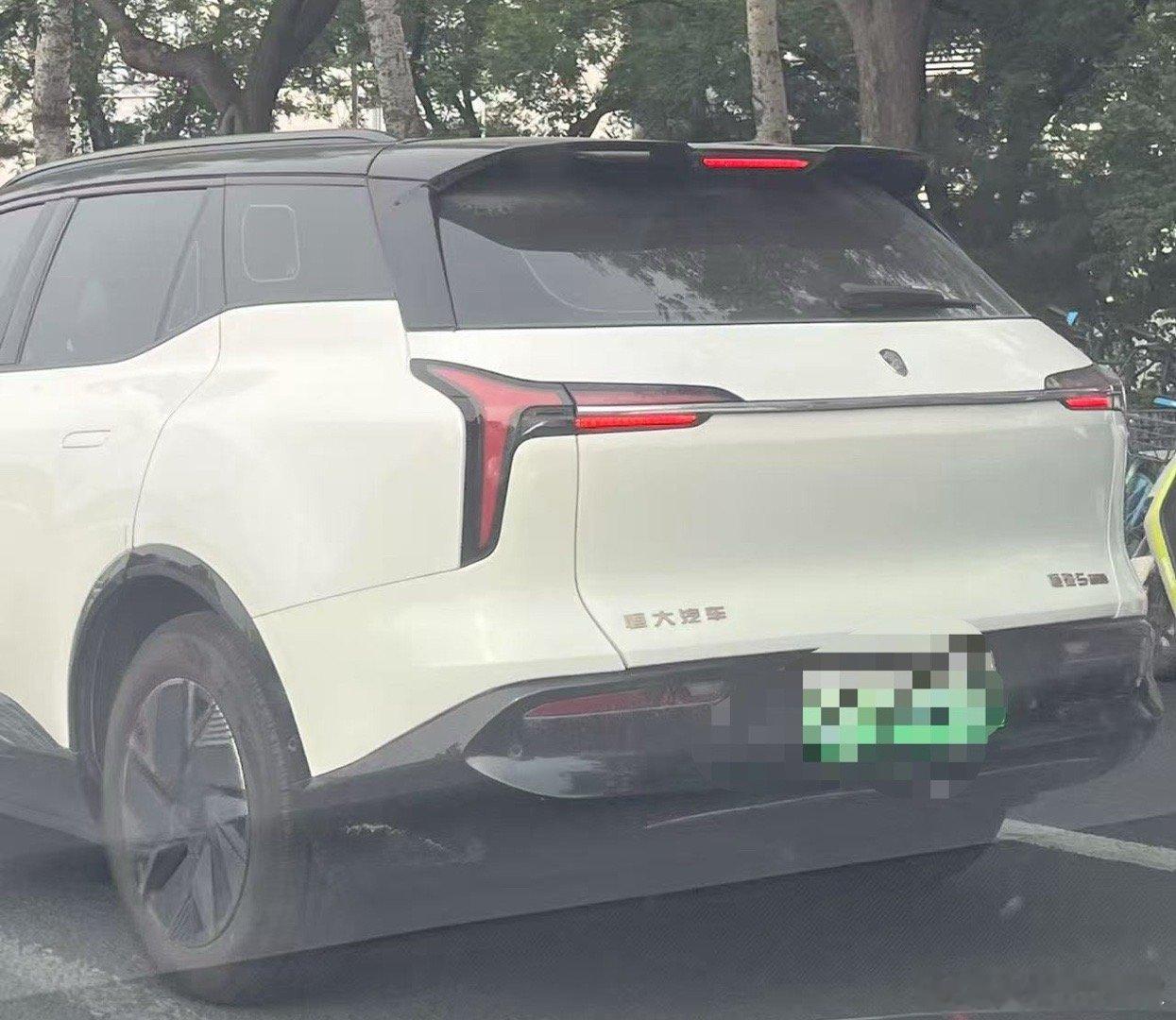 今早我兄弟发我几张照片…这算是看见活的古董了把？不都问“汽车界的恒大”在哪儿么？