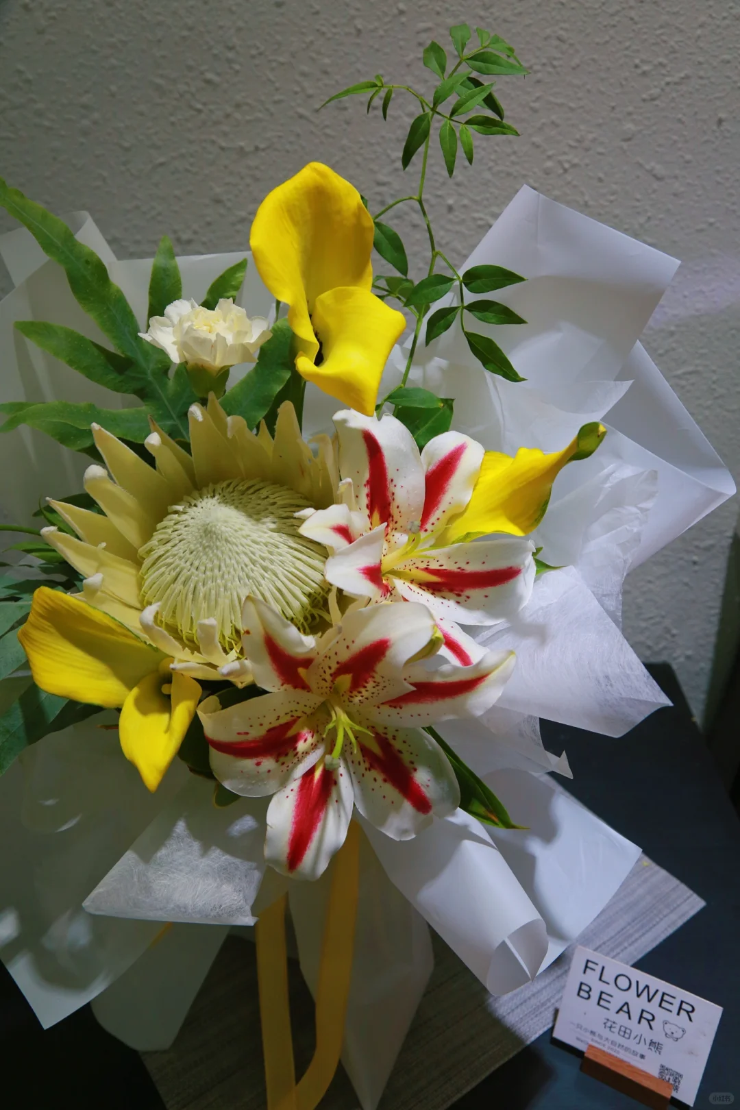 很喜欢笑脸百合配白帝王花