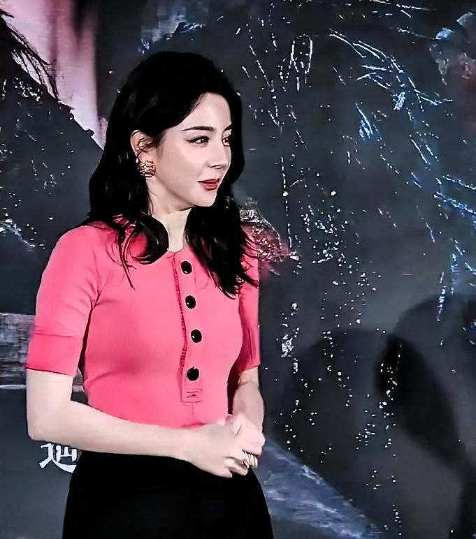 迪丽热巴33岁不找男友，有人说她太美没人敢追，我只想说：你当她是灭绝师太？ 🔥