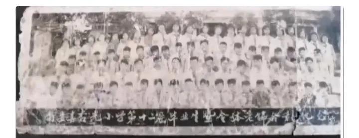 缅怀60年前的同学
同学一别六旬长，
每念当年意未英。
共读煤灯思妙趣，
忍饥耐