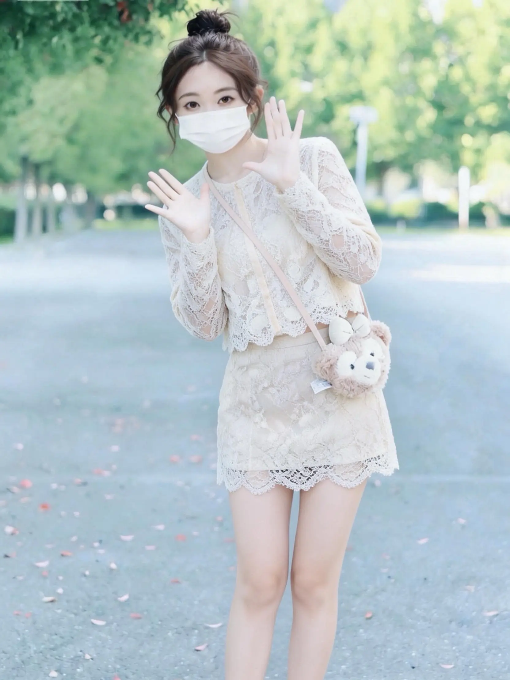 落叶+奶杏色，甜妹的秋日穿搭天花板。这套奶杏色蕾丝套装我真的吹爆！ 短...