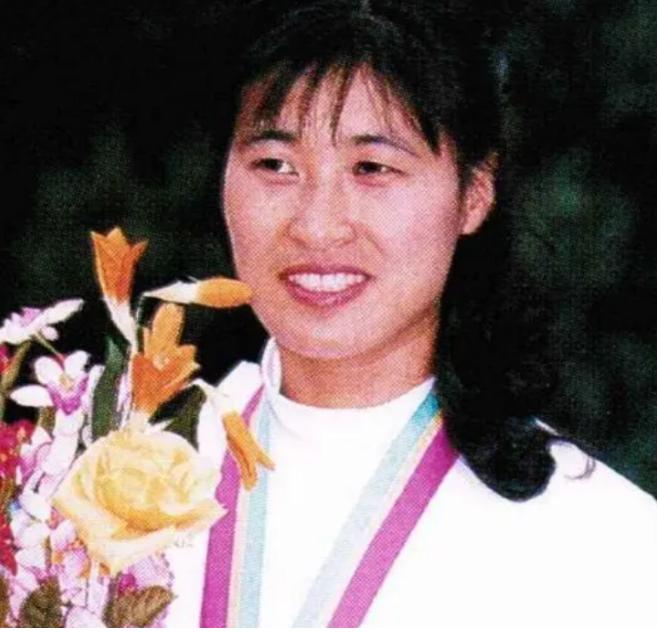 被称为“亚洲第一剑”的女侠栾菊杰，在得到自己的一次冠军后，就转入了加拿大国籍，替