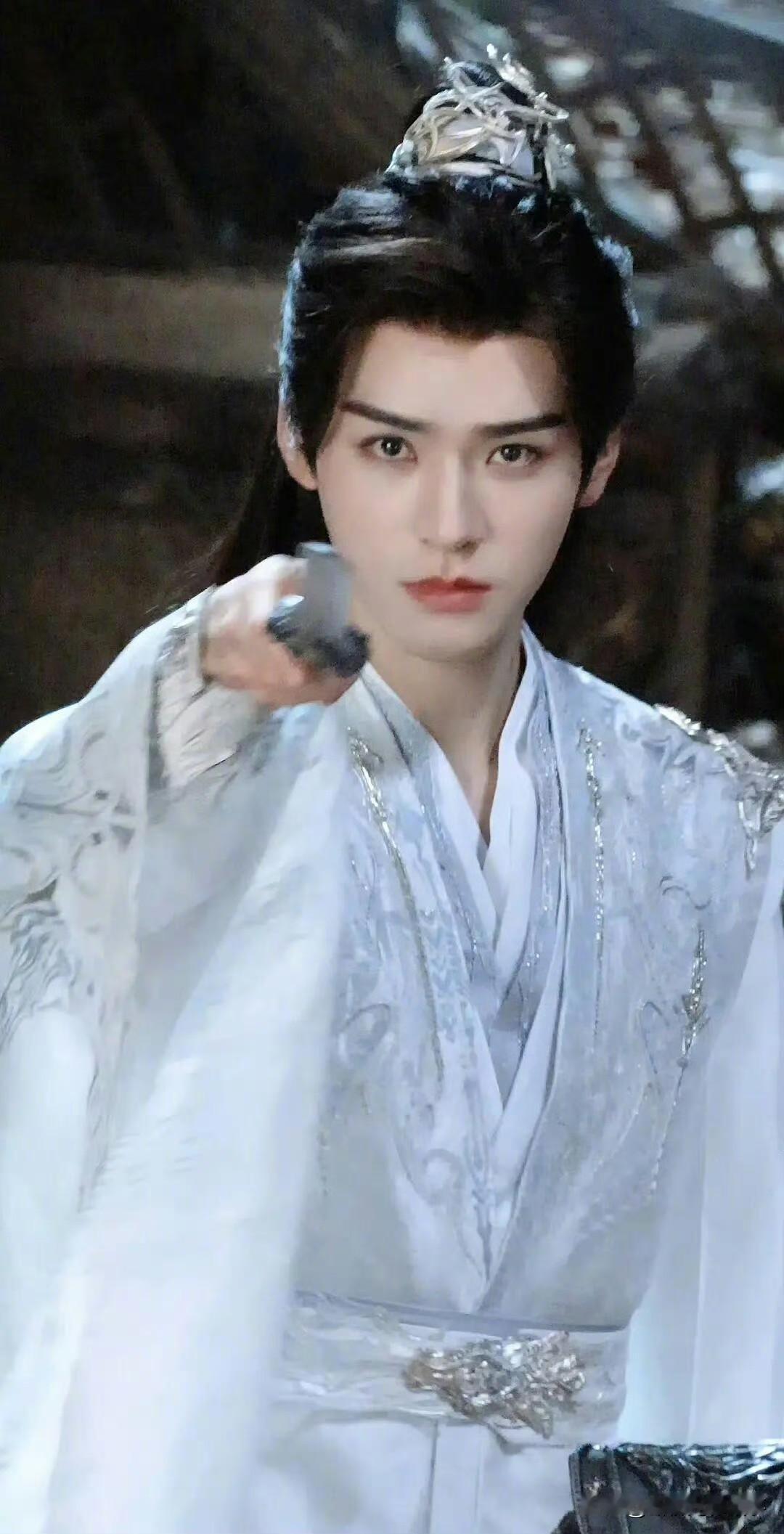 龚俊这才叫“抬剧”！打戏行云流水，原声台词直接杀疯
 
谁看了不说龚俊是“剧抛脸