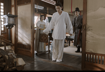 磊磊剧里摔倒了 