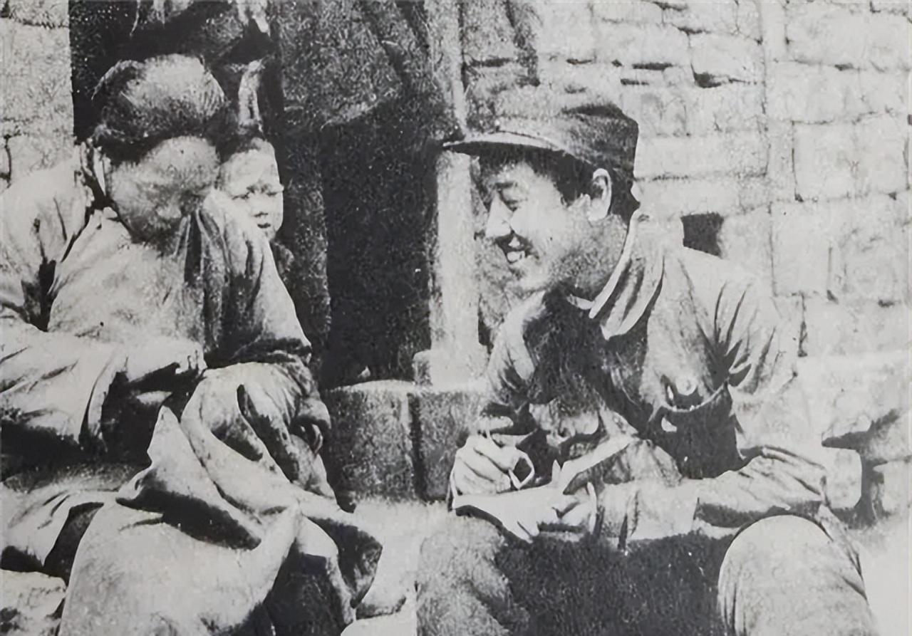 1943年，徐州地下党书记王其华正在执行任务，不料迎面撞来一队伪军。

巷口的秋