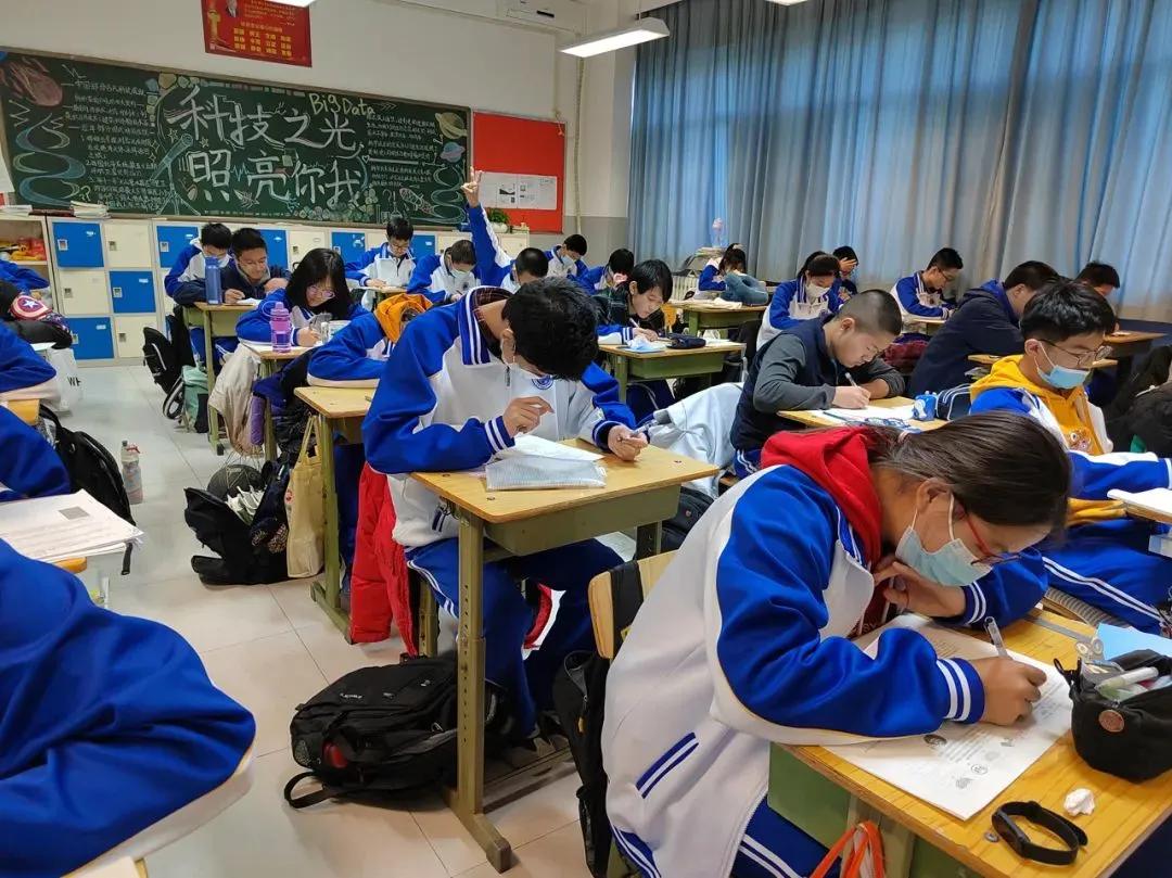 新高考选科记住这7句口诀

1、想当老师科目随便选
2 、想当医生选物化生
3 