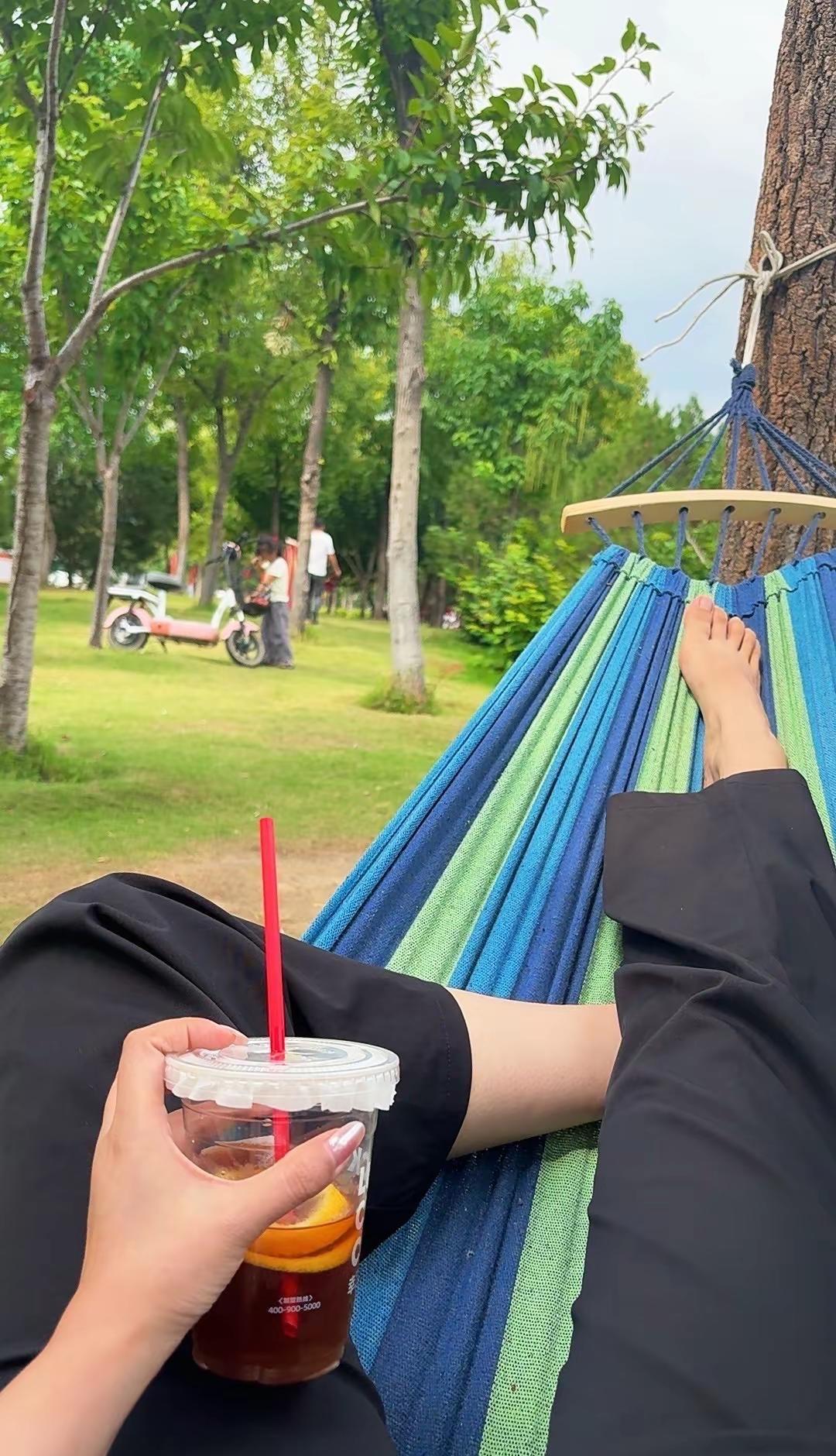 躺着呢娘娘 躺着吧 床上躺完 沙发躺沙发躺完公园躺🌲咱没有赚钱的本事，还能没有