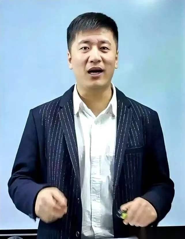 张雪峰这事办的，真不是一般人能想到的。
老父亲走了，他把老母亲从老家接到了苏州。