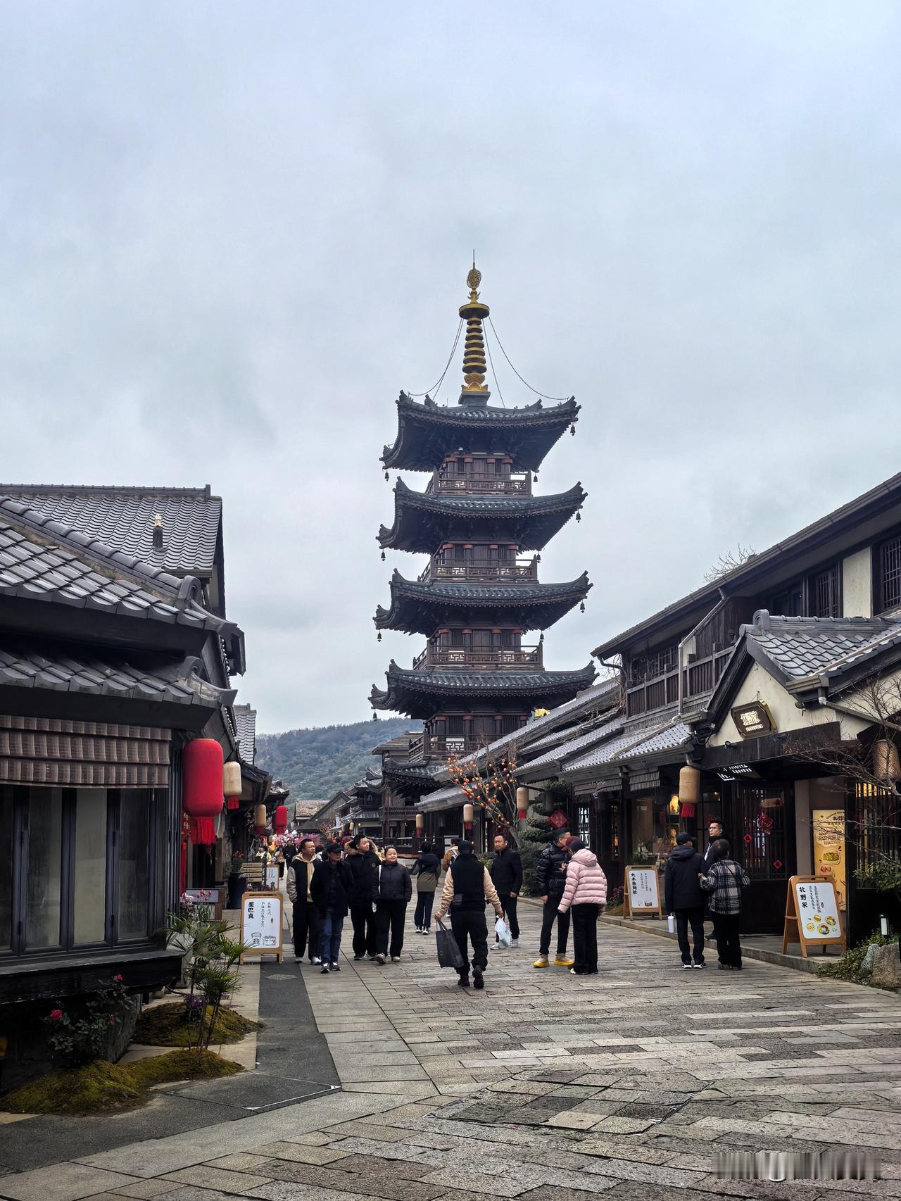 这几天忙着追中东战事，看直播刷新闻，妥妥的吃瓜群众一枚，头条都顾不上写了。

今