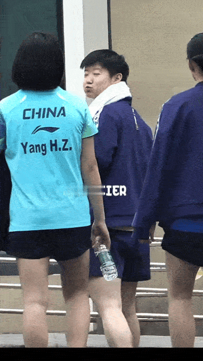 真的要被莎莎萌晕了，这是要亲亲吗，莎莎😁

4.14日，莎莎和coco她们一起