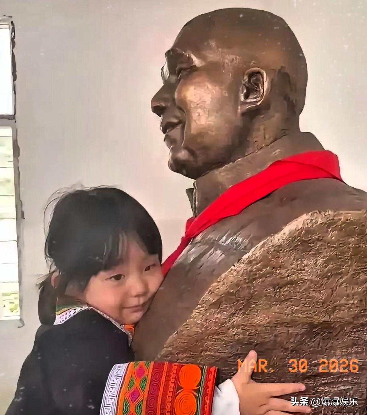 三岁女童抱住石像不肯撒手，一句“这是我爸爸”看哭全网

成都一位妈妈带着三岁女儿