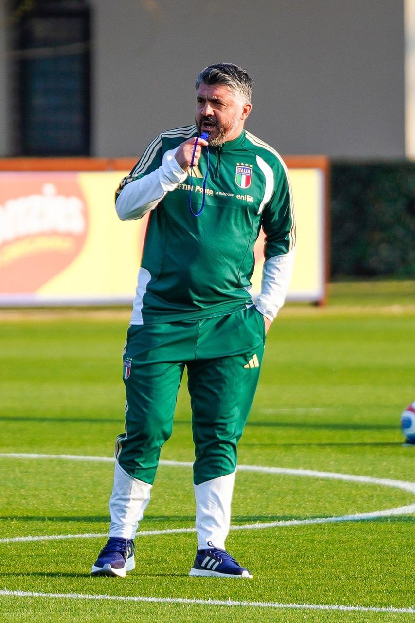 意大利队向2026美加墨世界杯发起冲击，有一位关键人物宛如一把双刃剑。他既是球队