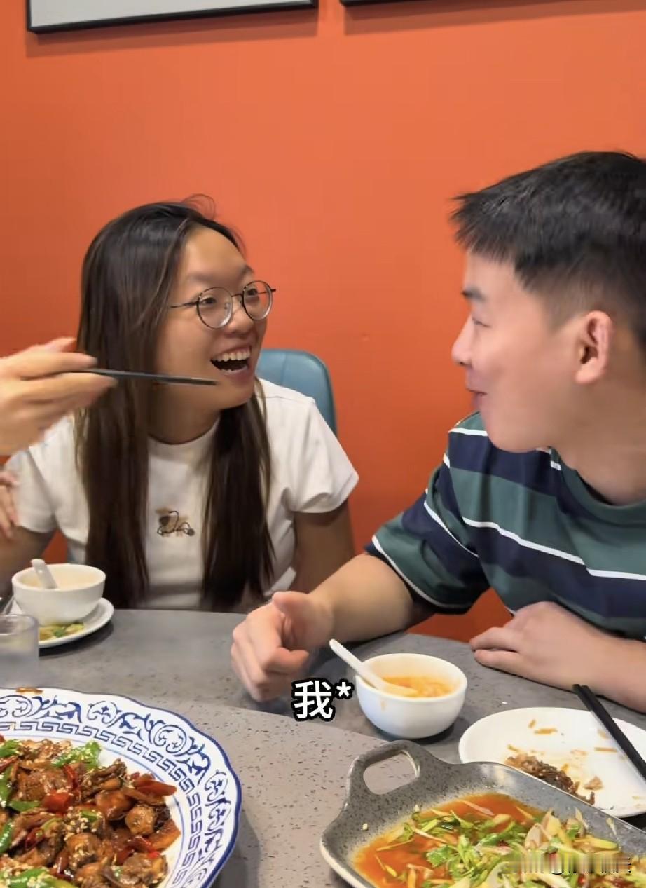 谢丹捉弄谢炜琳，谢浩男一脸享受的表情。
今天谢炜琳更新了动态，餐桌上发生的一幕，