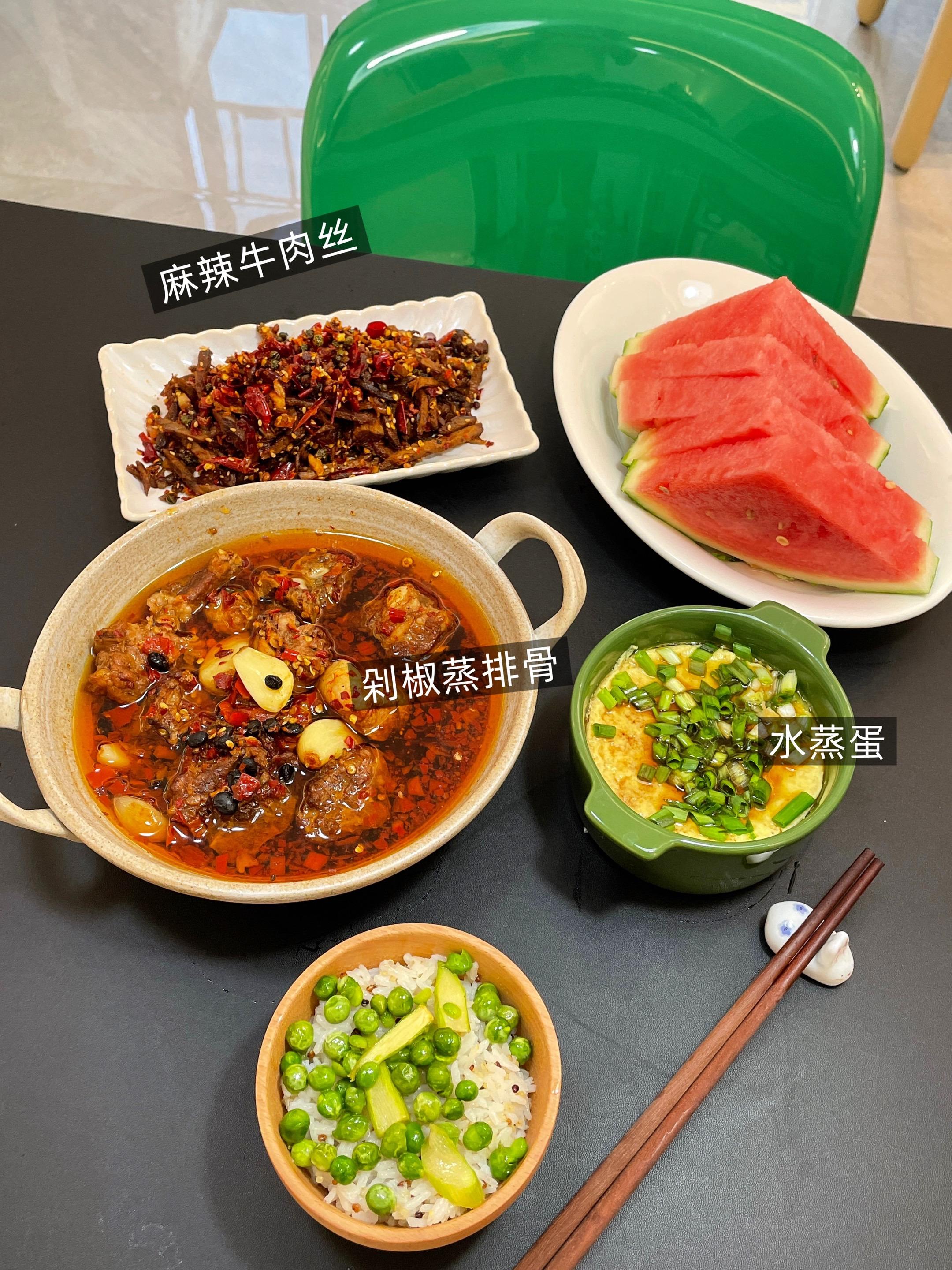 《一人食》中有句话：“我认为擅长做饭的人，也一定擅长生活”。🍚