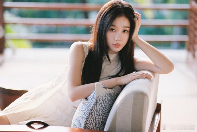 撩拨这俩字应该足字旁 平平无奇的聚餐被玩出新花样！姜暮小脚蹭腿的操作太会了，靳朝