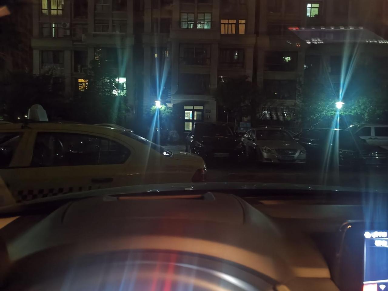 出租车堵了我三年车位出口，孩子上课一直被困迟到，一直沟通无果，今天砸了出租车玻璃