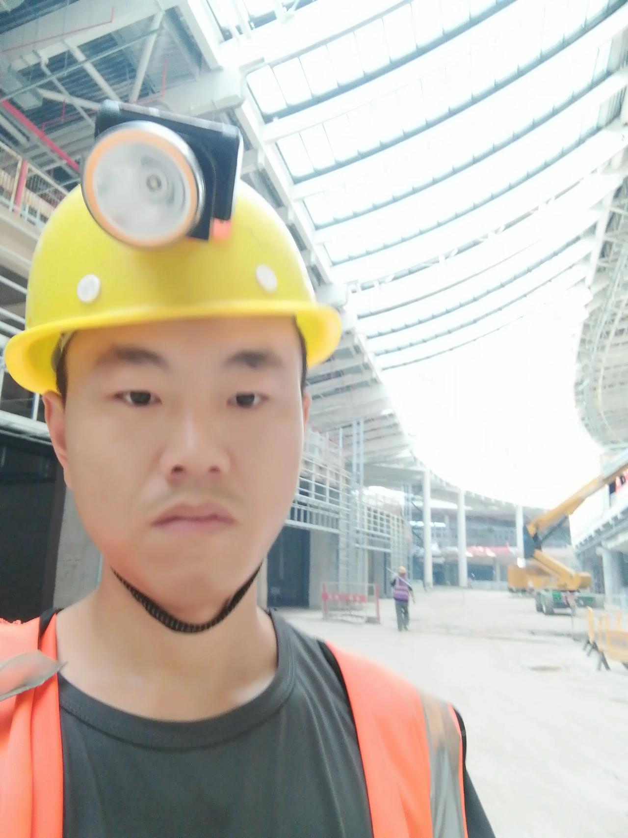 大家好，我是水电工星仔，今年36岁，入行五年，在这行待了五年，发现从事在一线的工