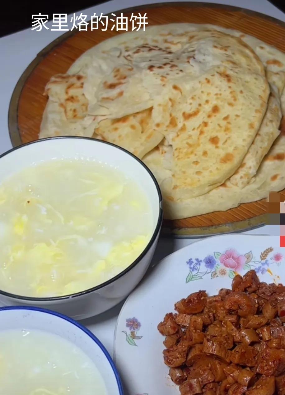 我老家是河南的，河南人特别爱吃油饼，从小就吃我妈做的油饼，有时候他们下班回来家里