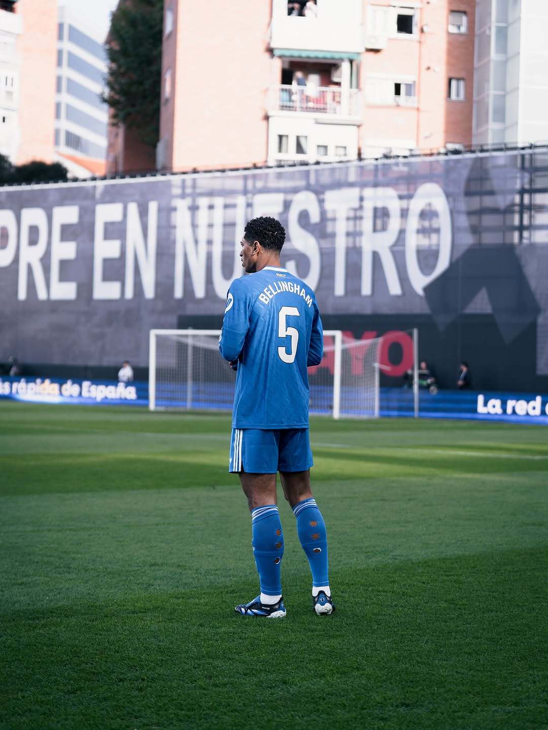 皇马[超话]皇马 蓝色客场球衣 贝林厄姆摔个屁墩儿 顶个牛 ​​​