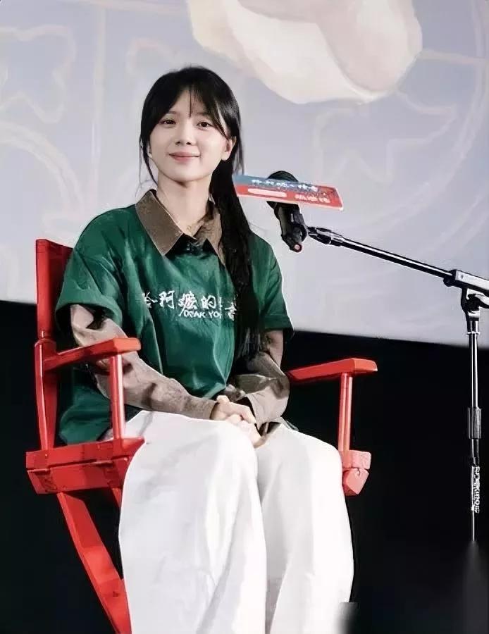 内娱女演员

最近出了个狠人

港媒拿着长枪短炮怼脸挖黑料，连一句能崩的话都没扒