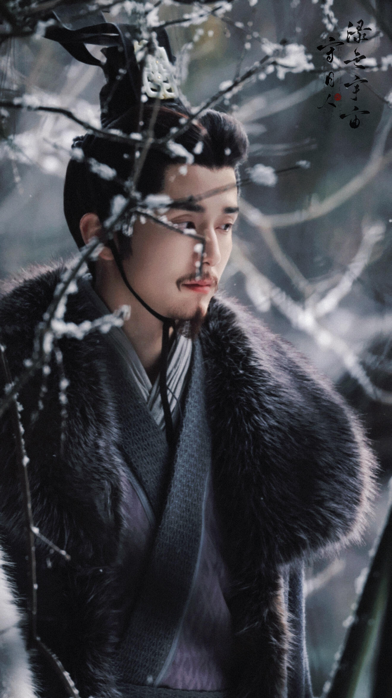 张新成两部剧两模两样一边《南部档案》痞帅张海盐，民国快刀手野飒带感；一边《秦谜》