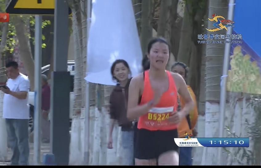 吐鲁番交河半马，焦点全在季军张水华，却没人记住亚军李春霞！
 
她以1小时15分