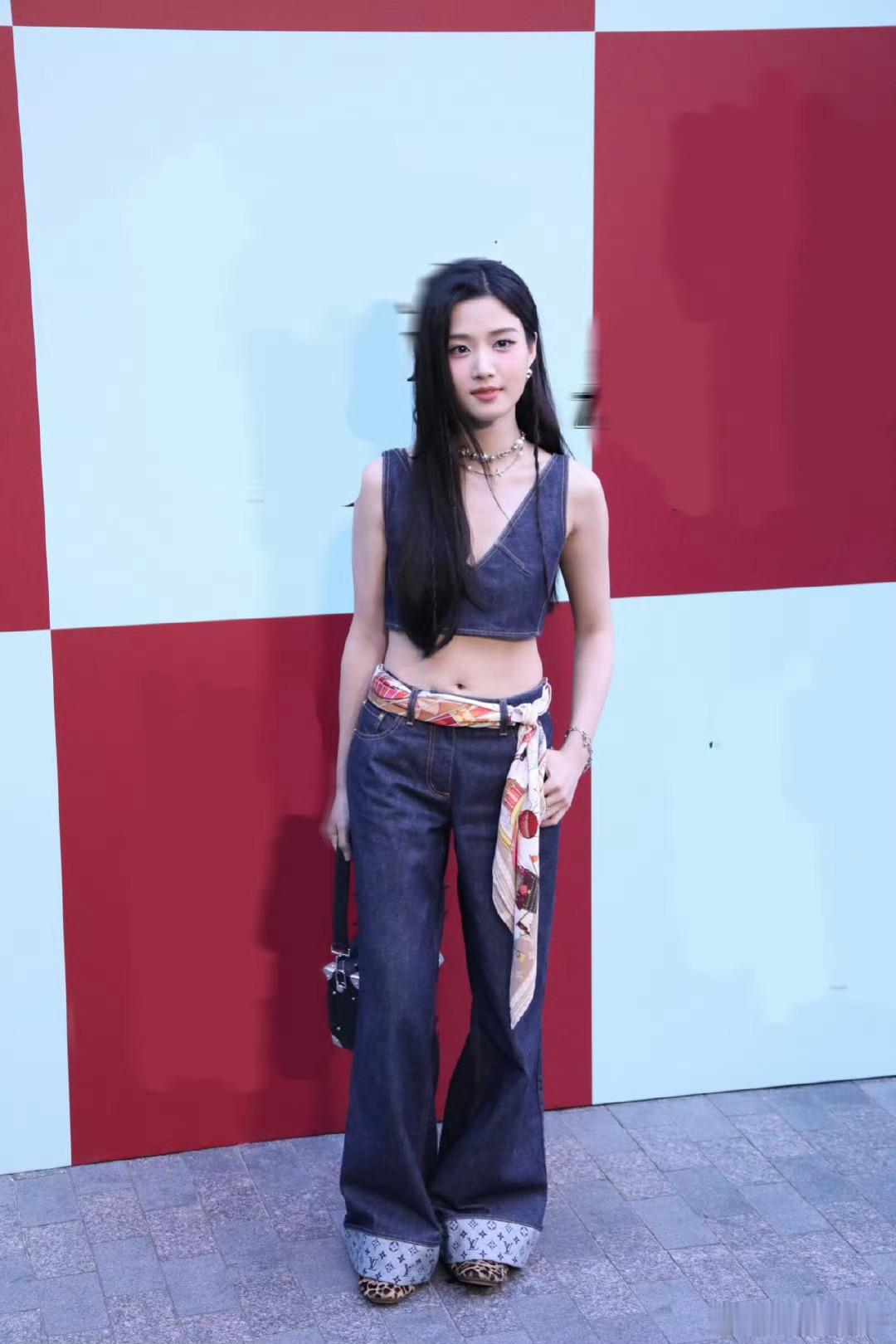 卢昱晓好直观的瘦不是难道这还不够瘦吗 已经很美了[哇] ​​​