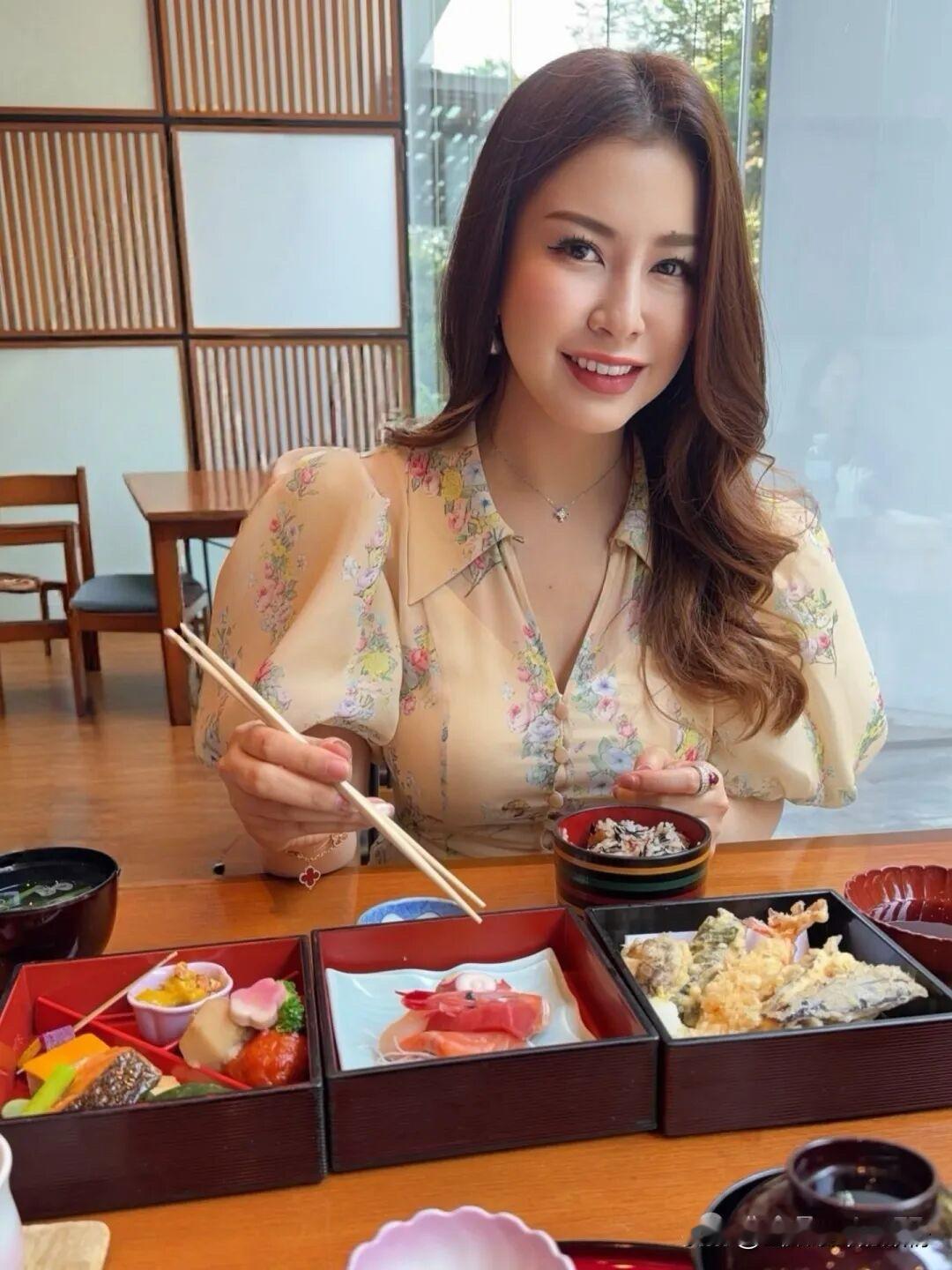 碎花裙裹着夏的风，把餐食的香与木质的暖，都酿成了浪漫的絮语～
蓝裙盛着微醺的光，