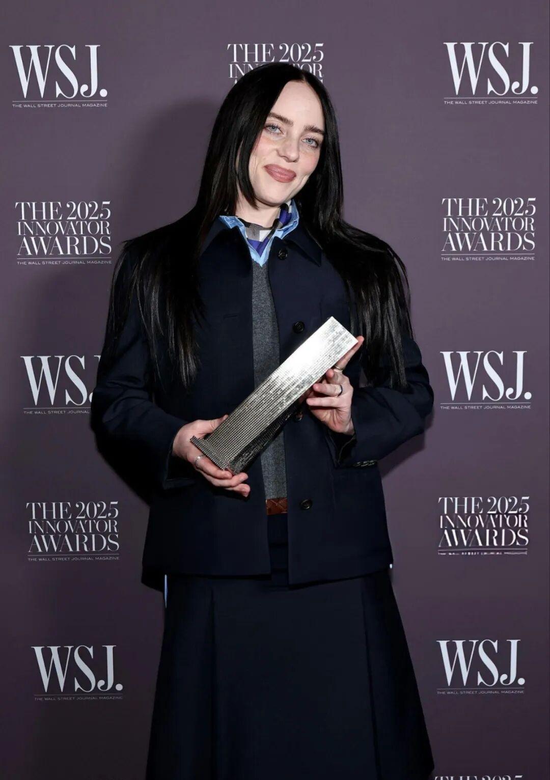 Billie Eilish站上领奖台，没说谢谢，没谈音乐，开口就是“你们该掏钱了