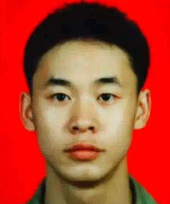 1995年，19岁战士梁强坐大巴返回部队，途中司机停下加油，梁强劝阻无果，就在这