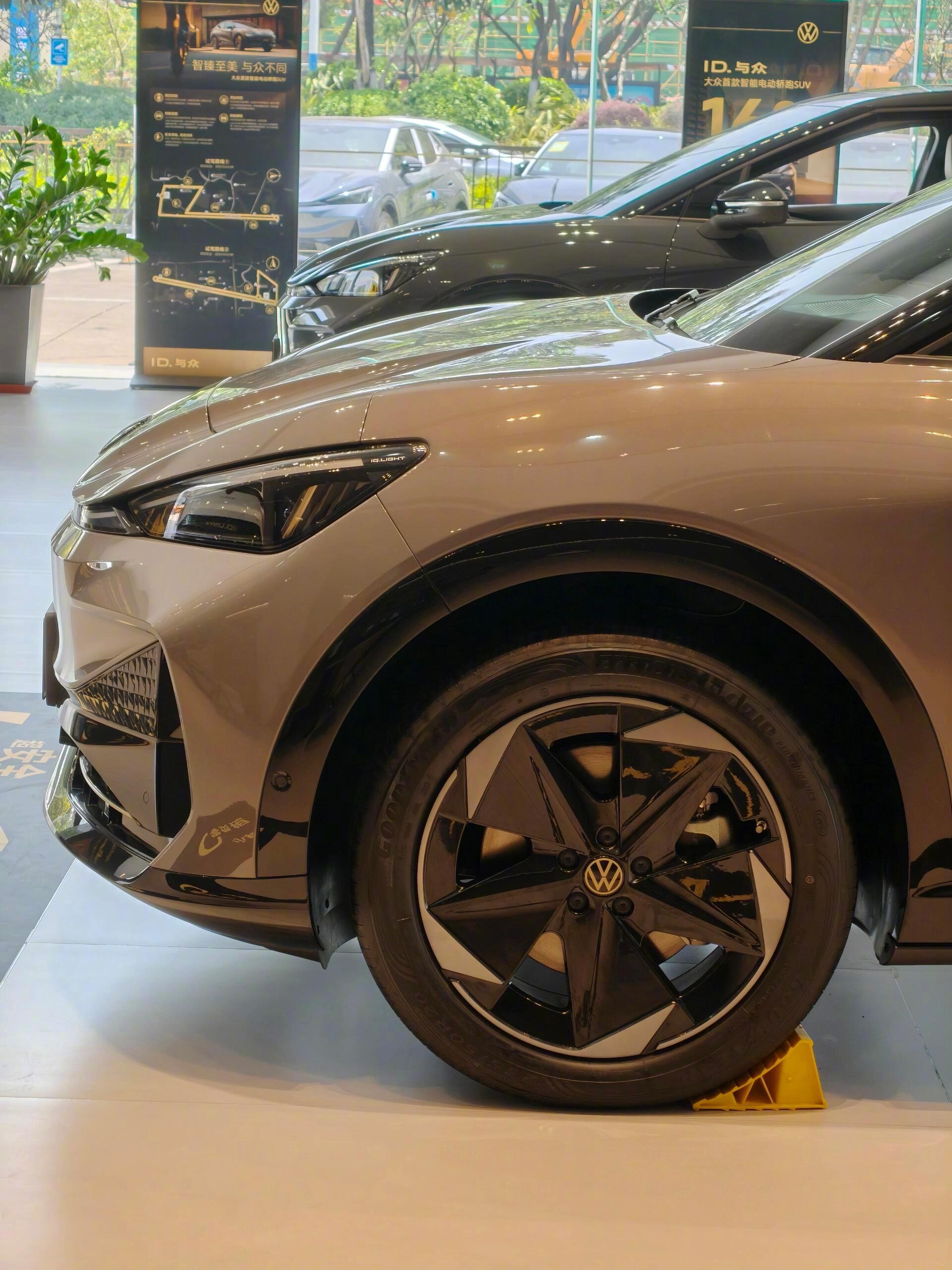 大众IDUNYX🚘1️⃣外观： 整车线条极其锋利，使用了大量犀利的棱线和切割面