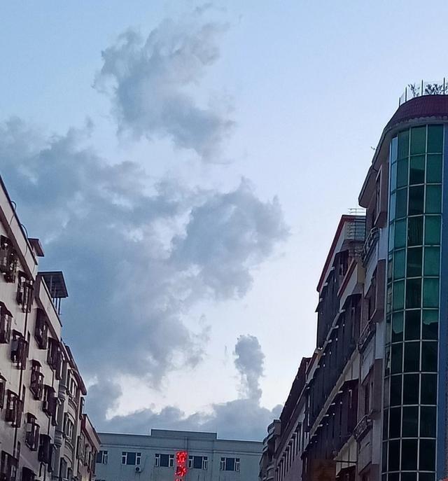 二十多年前在东莞，没暂住证真不敢乱出门，除非穿厂服戴厂牌防查。我胆小，办证前死宅