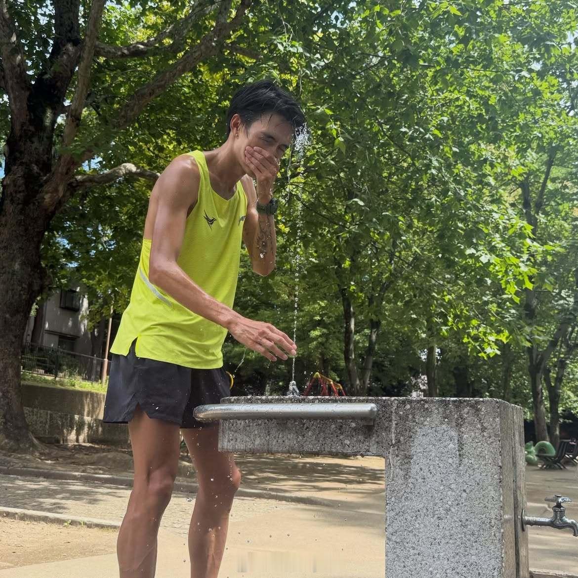 大迫杰：夏天来了。PS：重庆街头或者是滨江步道有便民饮用水的地方非常非常少，如果