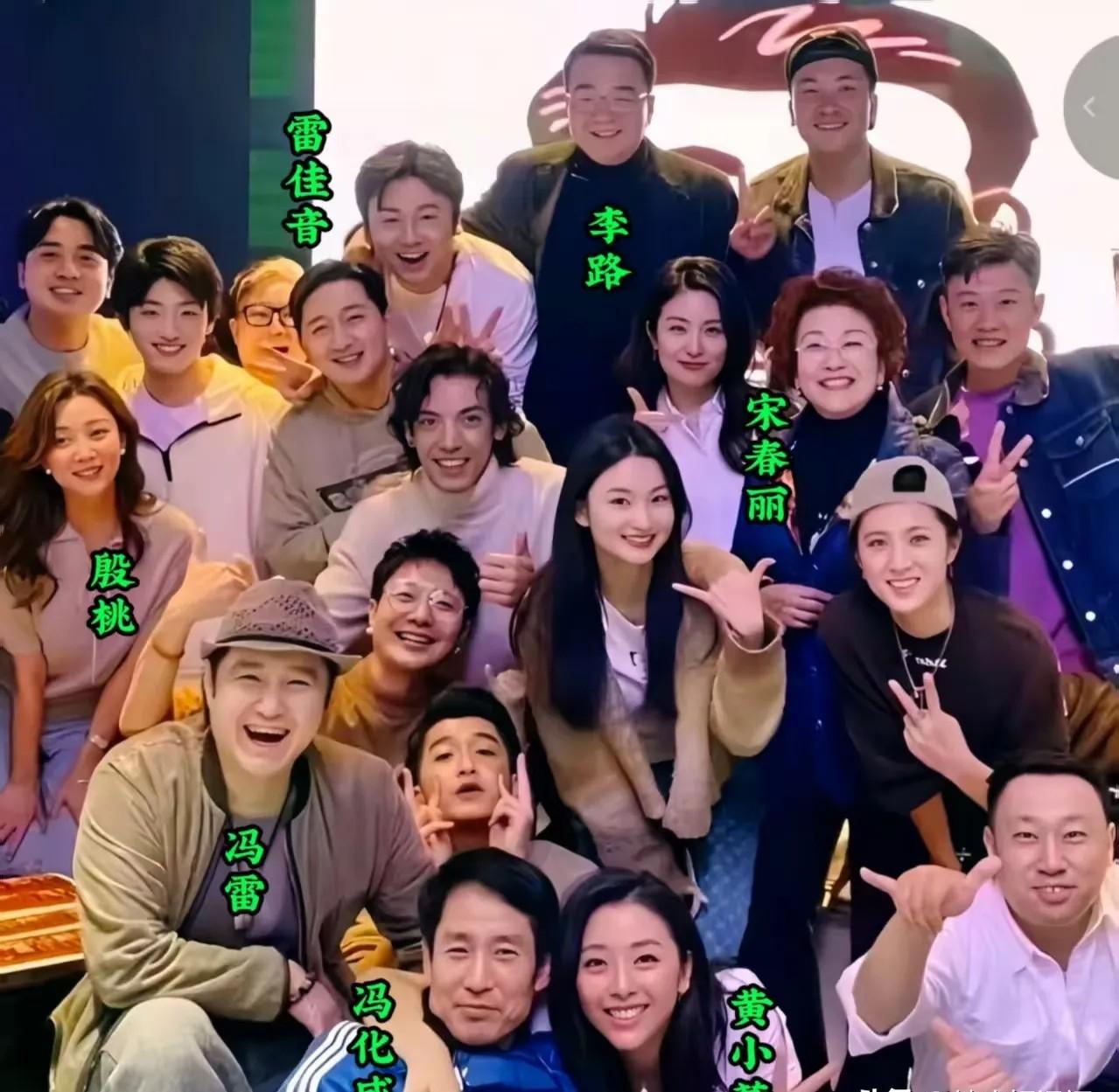 这是电视剧<人世间>里的演员合影，你能认出来10位演员，你就太厉害了，我佩服你。