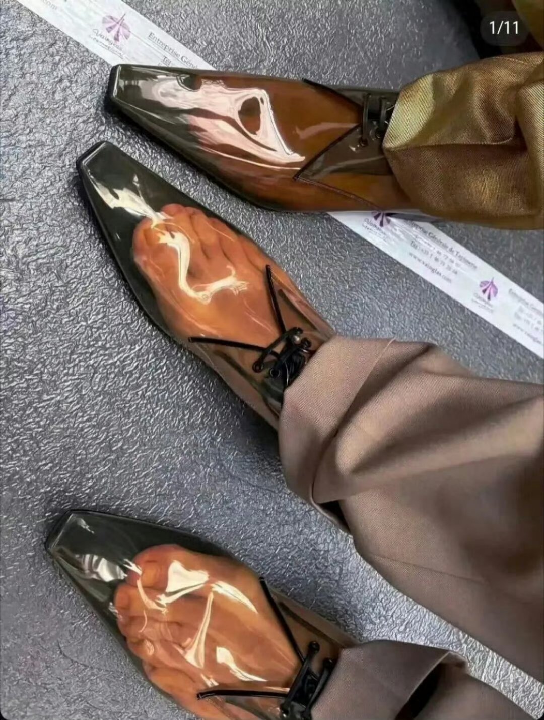 YSL男士水晶鞋被吐槽脚臭可视化不管男生女生穿这种透明PV水晶鞋，很难不被吐槽脚