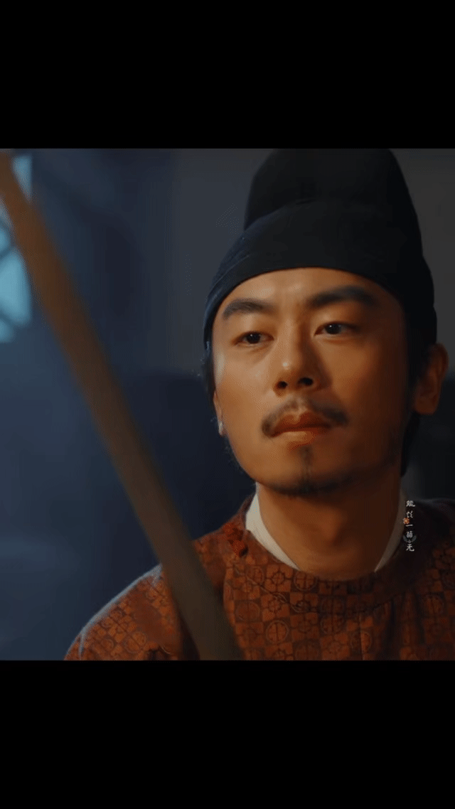 朱亚文眼神戏跟着年龄变 这哪是眼神戏，是朱亚文用虹膜搭建的时光放映机！红幕下的每