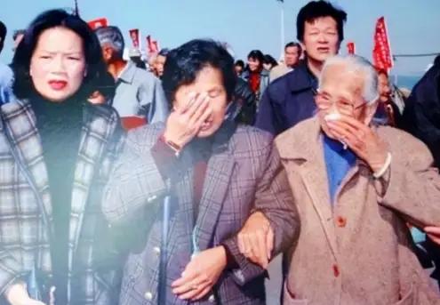 1949年战乱离台，施宫存夫妇仓促抛下仅三个月大的幼子，远赴台湾。整整四十年隔海