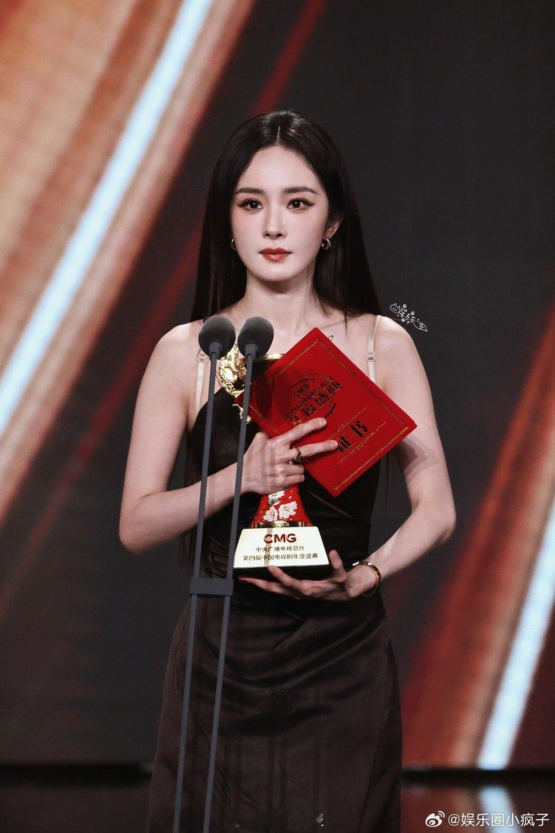 也谢谢你杨幂也谢谢你杨幂，奖杯更大啦～ 