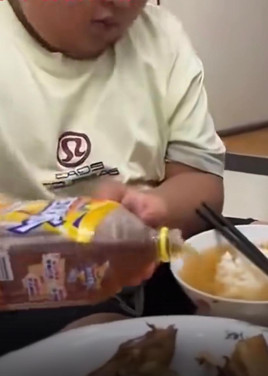 这是什么吃法？
他爸爸说，这孩子每顿饭都要用饮料泡饭，不然一口都不吃。全家人苦口