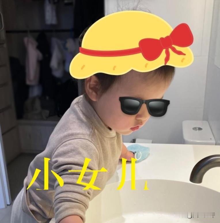周杰伦小女儿近照曝光，虽然看不清眼睛，可是这小嘴翘得，好像小时候的周董啊，看来，