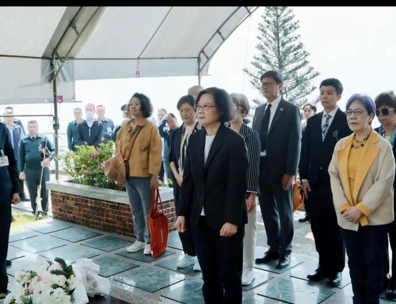 蔡英文清明祭拜李登辉，曾经狼狈为奸，大搞“两国论”和“去中国化”。如今即使退下来