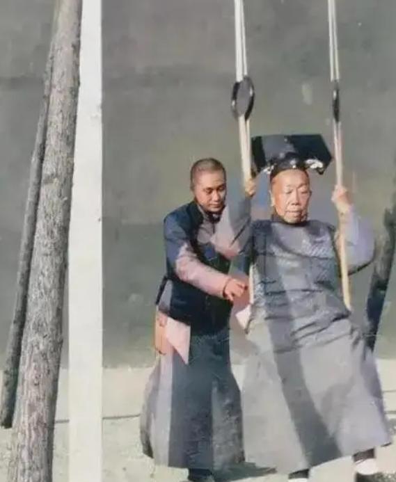 清末时期的紫禁城里，一个小太监正在服侍一名妃嫔荡秋千。原来我们都被影视剧骗了，这