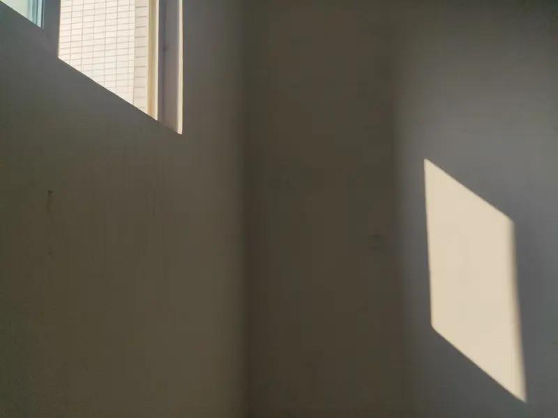 南通房东将毛坯房出租给某网络公司，租客给房子全面装修，数年后违约提前退租搬离，房