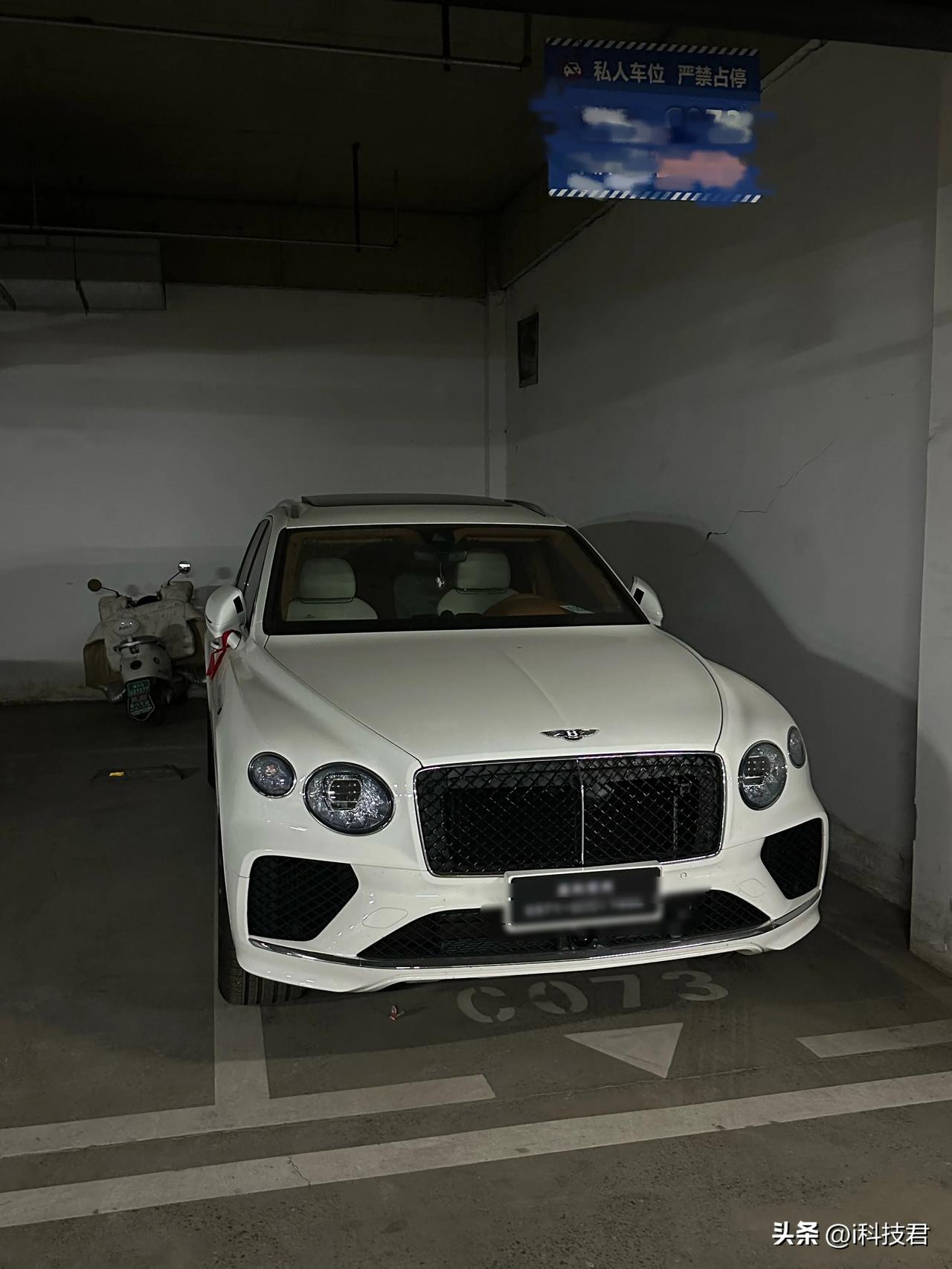 小区里停了一辆全新宾利添越，乍一看以为是老头乐呢，不敢信这小城市还有这好车，查了