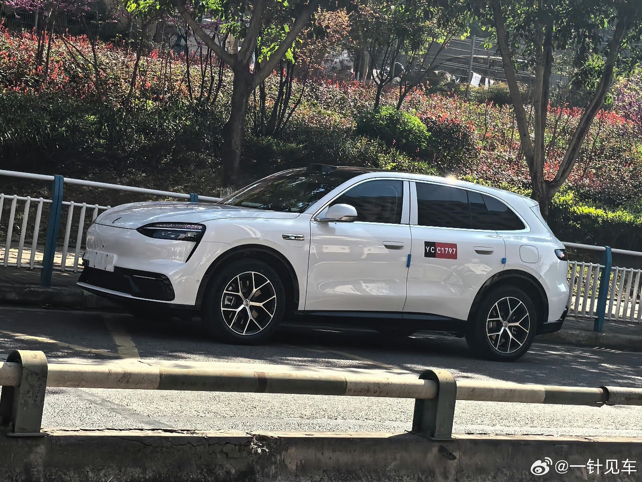 白色问界M6实车图，这个好看哇