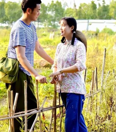 2013年，61岁知青刘宝华重返米脂县，看望他的初恋马凤兰。谁知，她竟给自己生了