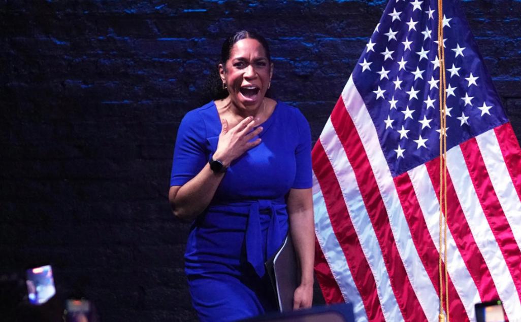 美国选举彻底乱套！砸数亿抢席位，美式民主只剩金钱游戏
美国一场地方初选彻底撕开民