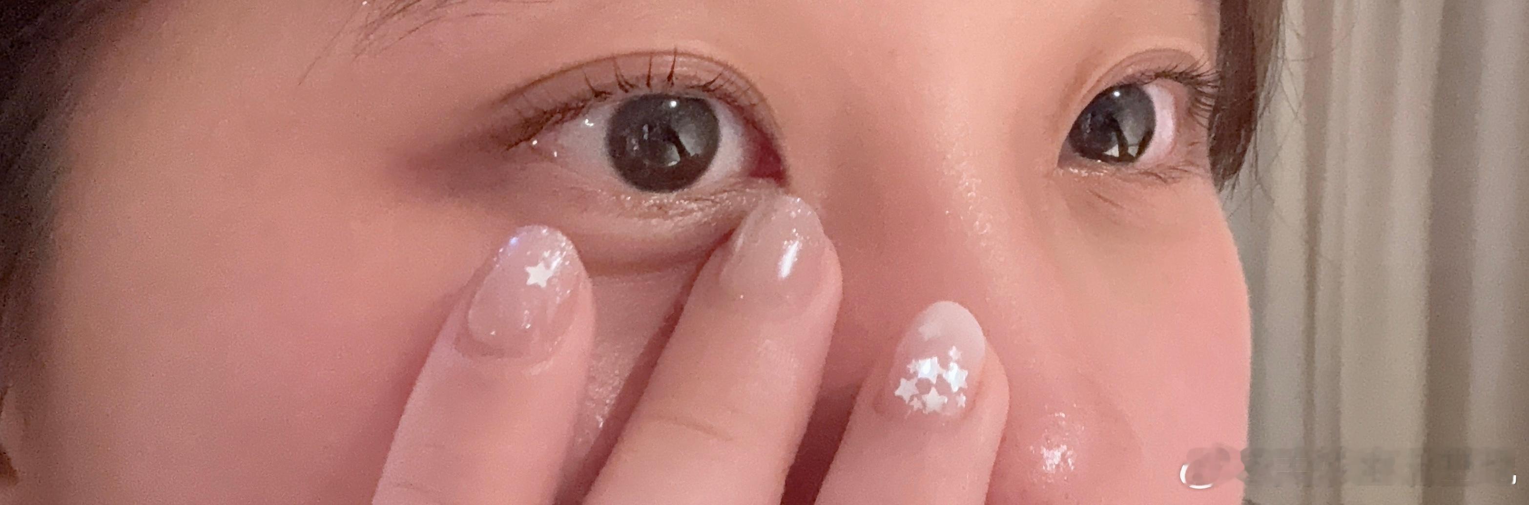 今天做美甲和烫睫毛[耶] ​​​