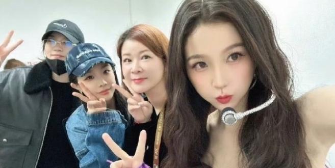 虞书欣还真的签给了乐华
虞书欣生日会，乐华娱乐CEO杜华现场支持，还有时代峰峻的