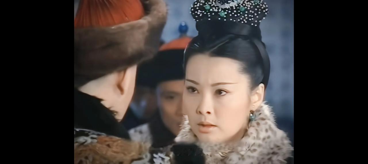 袁立真的是内娱独一份的“正宫脸”天花板！面如银盘的长相自带贵气，往那儿一站就是大